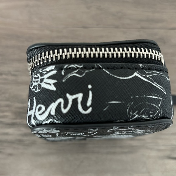 Henri Bendel small zip around pouch (zipper is hard to zip) - Picture 3 of 9